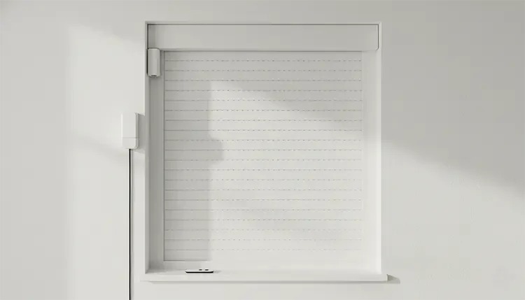 Imagen de una ventana de aluminio blanca motorizada